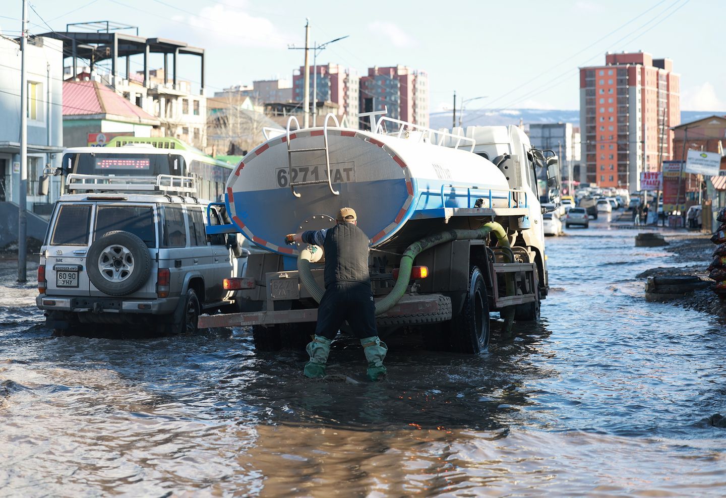 С.Батсайхан: Суурьшлын бүс учраас суваг татах боломжгүй, усыг соруулж байна