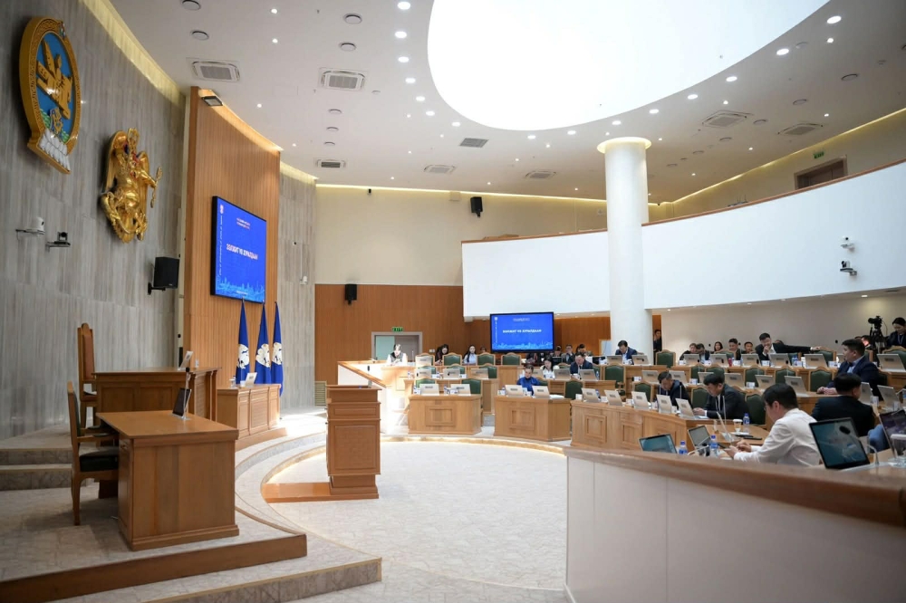НИТХ-ын хуралдаан эхлэхийг хүлээсэн төрийн албан хаагчид ажлаа хийж чадахгүйд хүрлээ