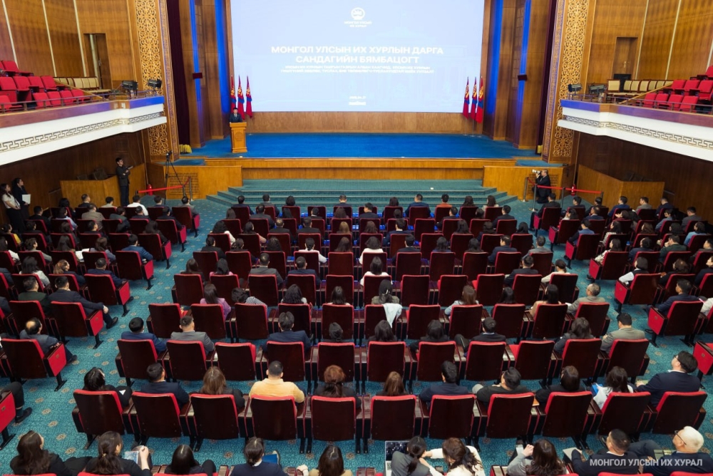 УИХ-ын дарга С.Бямбацогт Улсын Их Хурлын Тамгын газрын ажилтнууд, албан хаагчидтай уулзлаа