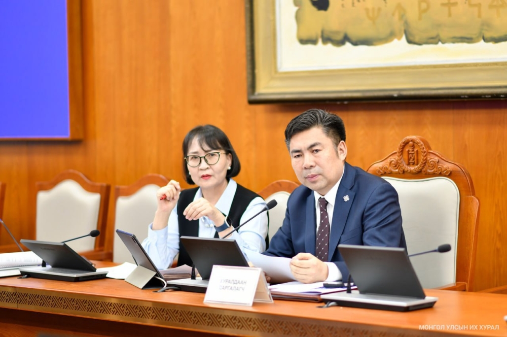 Хууль, тогтоолын төслүүдийг хэлэлцэж, Хууль, тогтоолоор үүрэг чиглэл болгосон Улсын Их Хурлын шийдвэрийн биелэлтийн тайлантай танилцлаа