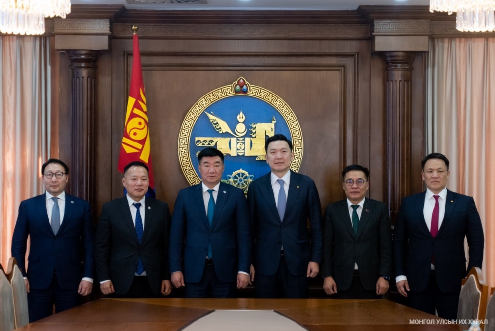 Улсын Их Хурлын дарга С.Бямбацогт парламент дахь таван намын удирдлагатай уулзаж, санал солилцлоо