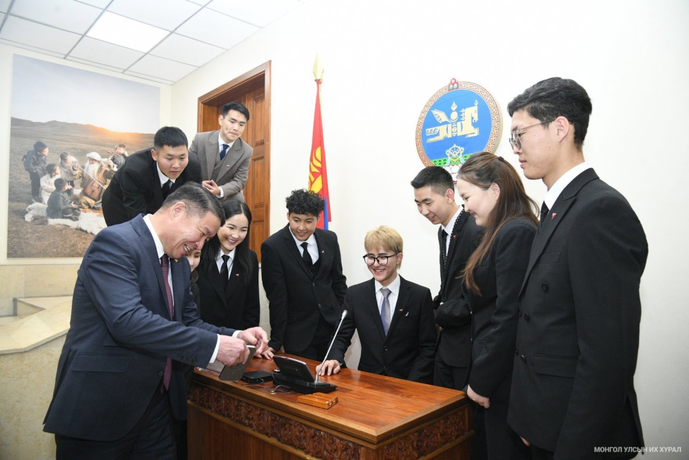 Төрийн ордонд 937 иргэн зочилж, Улсын Их Хурлын үйл ажиллагаатай танилцлаа