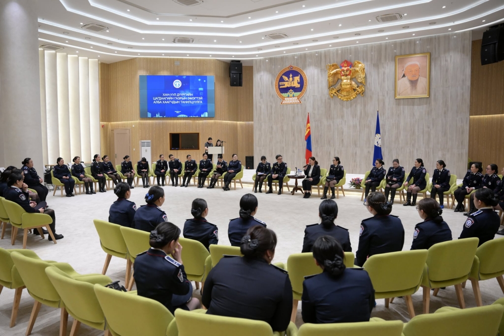 Хан-Уул дүүргийн цагдаагийн газрын эмэгтэй алба хаагчидтай уулзлаа