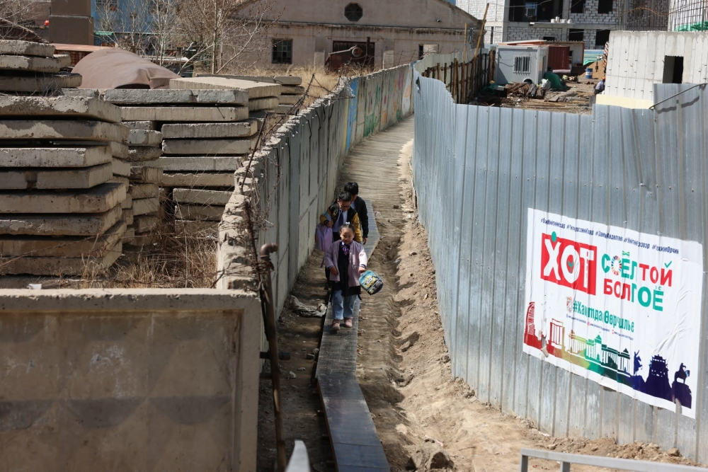 Нийтийн эзэмшлийн талбайг хашаалж, явган хүний замыг хаасан зөрчлийг 14 хоногт арилгуулах мэдэгдэл хүргүүллээ