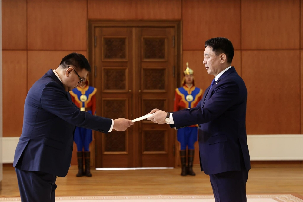 Киргиз Улсын Элчин сайд Итгэмжлэх жуух бичгээ өргөн барилаа