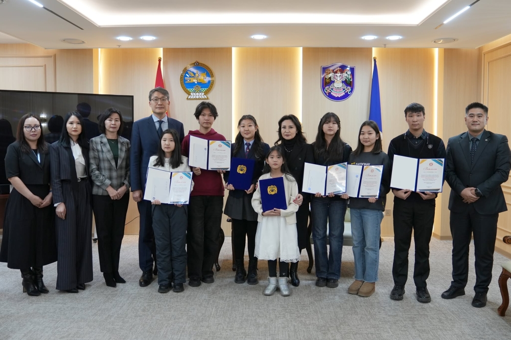 Жендерийн талаарх ойлголтыг нэмэгдүүлэх хүрээнд сурагчдын дунд зохион байгуулсан уралдааны шагналыг гардууллаа