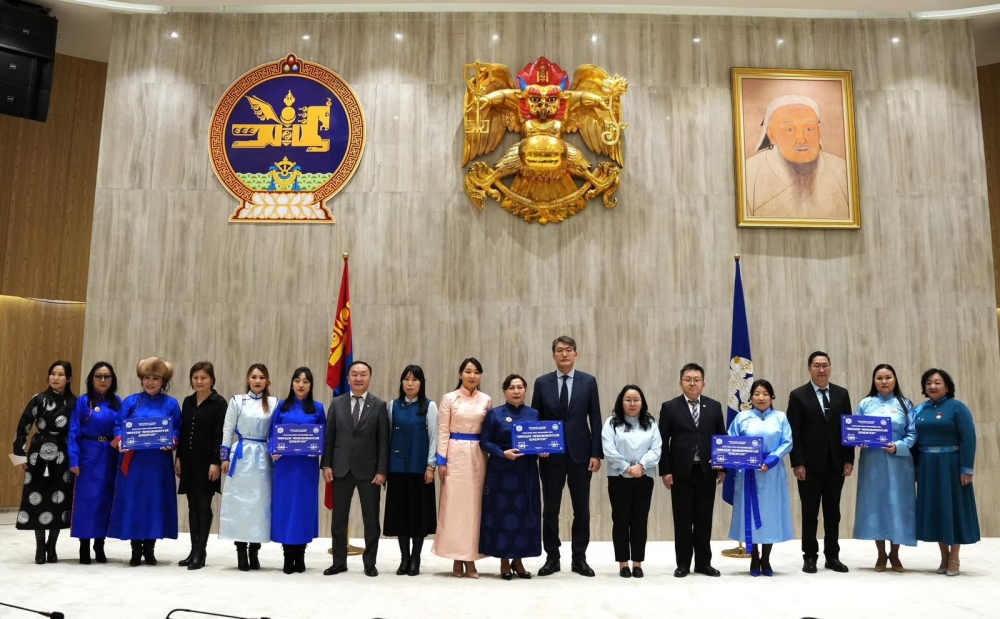 Нийслэлийн шилдэг менежменттэй ментор сургууль, цэцэрлэгт индексийн урамшуулал олголоо