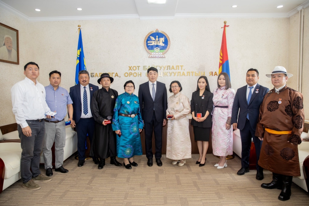 ХББОСЯ-НЫ ТӨРИЙН НАРИЙН БИЧГИЙН ДАРГА М.БАЯРАА САЛБАРТАА ОЛОН ЖИЛ ТУУШТАЙ, ИДЭВХ ЗҮТГЭЛТЭЙ АЖИЛЛАСАН АЛБАН ХААГЧДАД ТӨРИЙН ДЭЭД ЦОЛ, ХҮНДЭТ МЕДАЛЬ ГАРДУУЛАВ