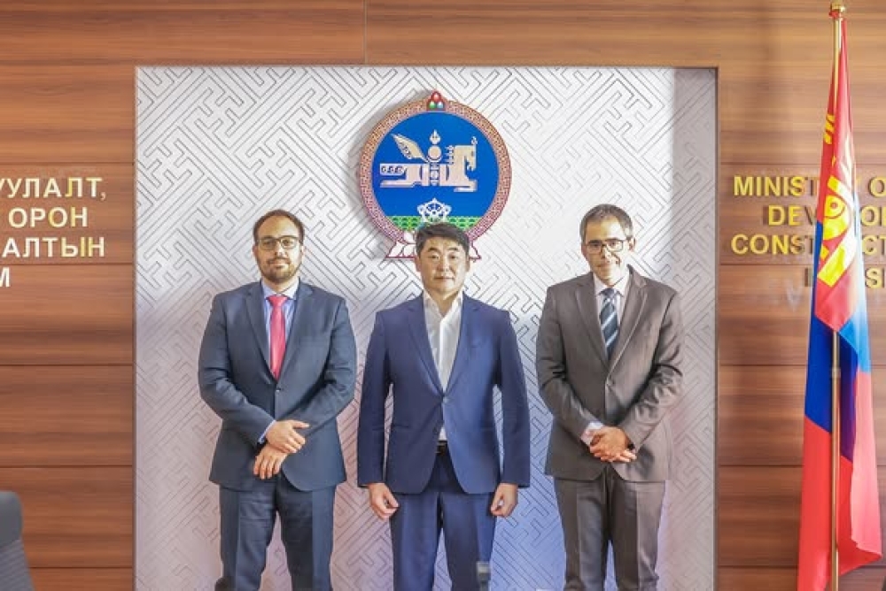 ХОТ БАЙГУУЛАЛТ, БАРИЛГА, ОРОН СУУЦЖУУЛАЛТЫН ЯАМНЫ ТӨРИЙН НАРИЙН БИЧГИЙН ДАРГА М.БАЯРАА ИСПАНИ УЛСЫН “IBERTEST” КОМПАНИЙН ТӨЛӨӨЛӨГЧДИЙГ ХҮЛЭЭН АВЧ УУЛЗЛАА