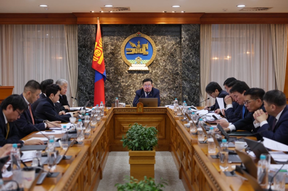 Хяналтын болон бүтээмжийн менежер, сайд нарын зөвлөхүүдийг цомхотгож, дэд сайд нарыг томиллоо