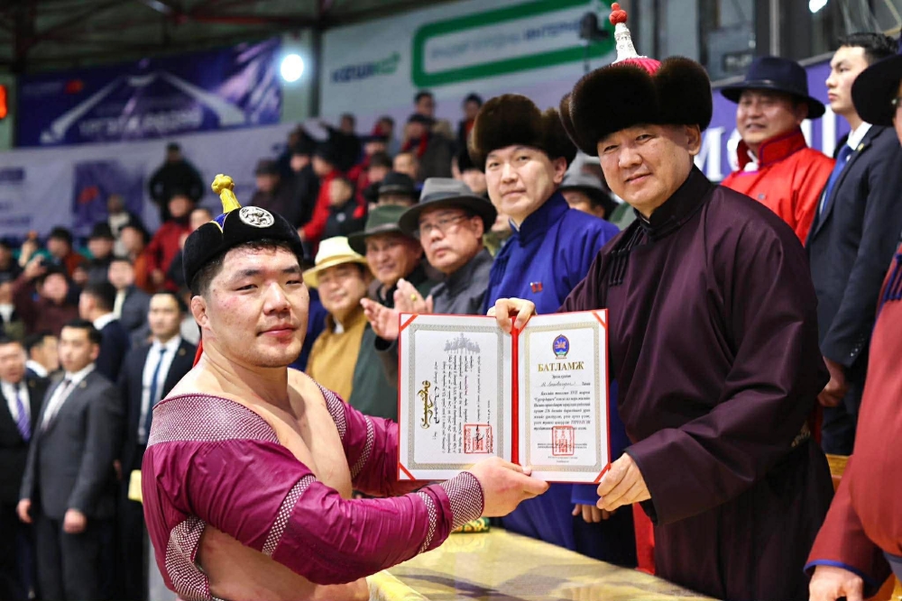 Сар шинийн баярт зориулсан хүчит 256 бөхийн барилдаанд Улсын заан М.Лхагвагэрэл түрүүлэв