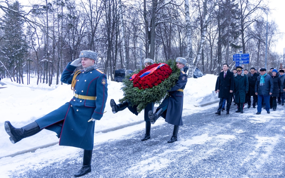 Монгол Улсын Их Хурлын дарга Н.Учрал “Ялалтад тэмүүлсэн морьд” хөшөөнд цэцэг өргөлөө