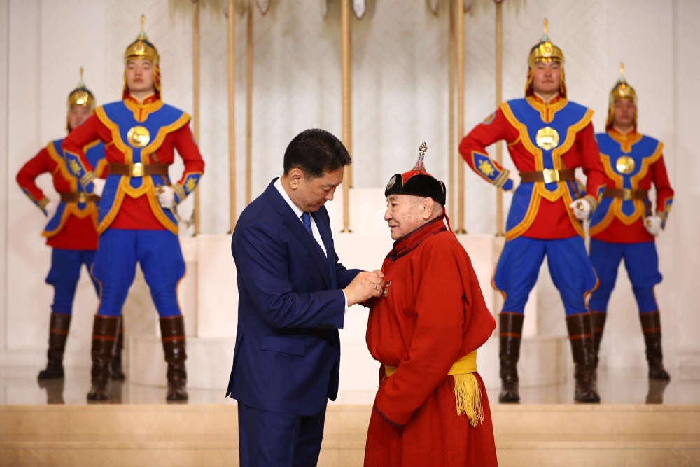 Ардын багш Д.Сэрээтэрт Хөдөлмөрийн баатар цол хүртээлээ