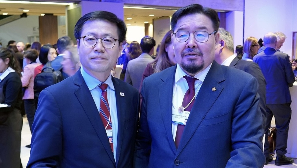 МОНГОЛ УЛСЫН ЕРӨНХИЙ САЙД Г.ЗАНДАНШАТАР БНСУ-ЫН ХУДАЛДААНЫ САЙД Ё ХАН ГҮ НАР ДАВОС ХОТНОО УУЛЗАВ