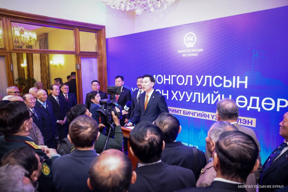 Үндсэн хуулийг хэлэлцэн батлах үеийн архивын түүхэн баримтуудыг эх хувиар нь дэлгэлээ