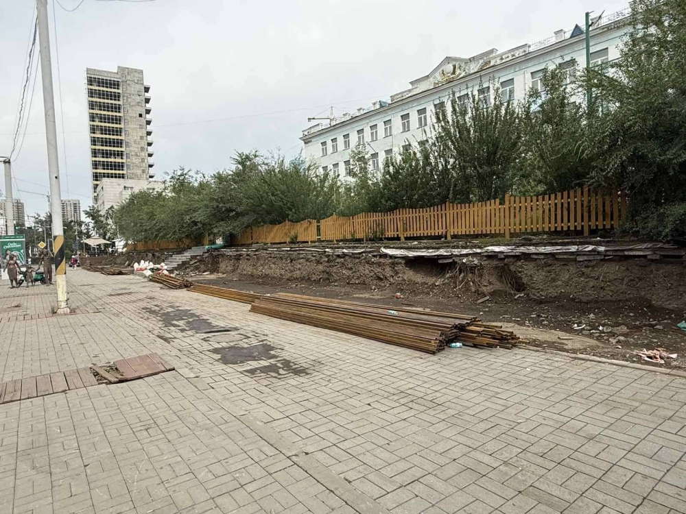 45 дугаар сургуулийн урд талд түр байгууламж барьсан зөрчлийг арилгууллаа