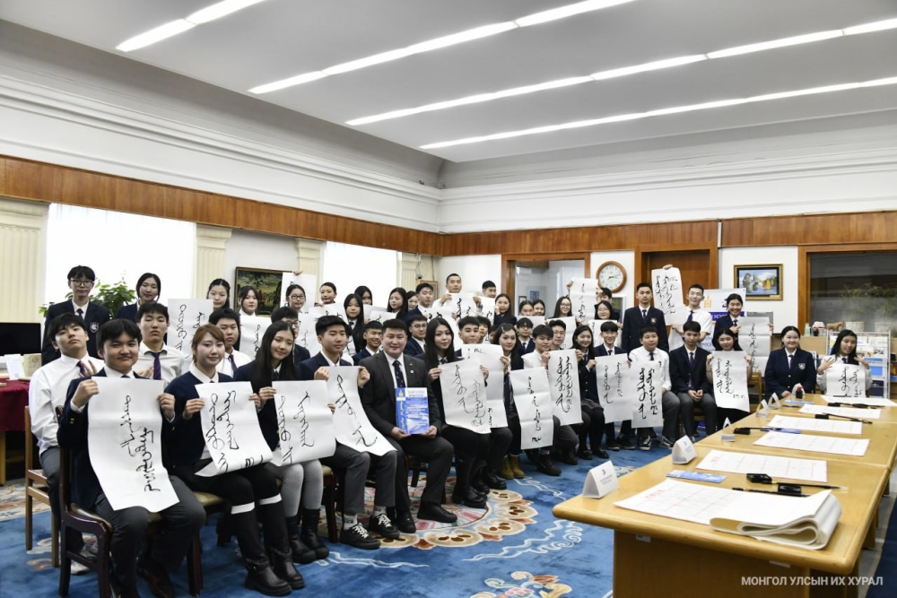 Нийслэлийн 141 дүгээр сургуулийн 10Б ангийн сурагчид “Төрийн мэдээлэл” эмхэтгэлийн 35 жилийн ойн үйл ажиллагаанд оролцлоо