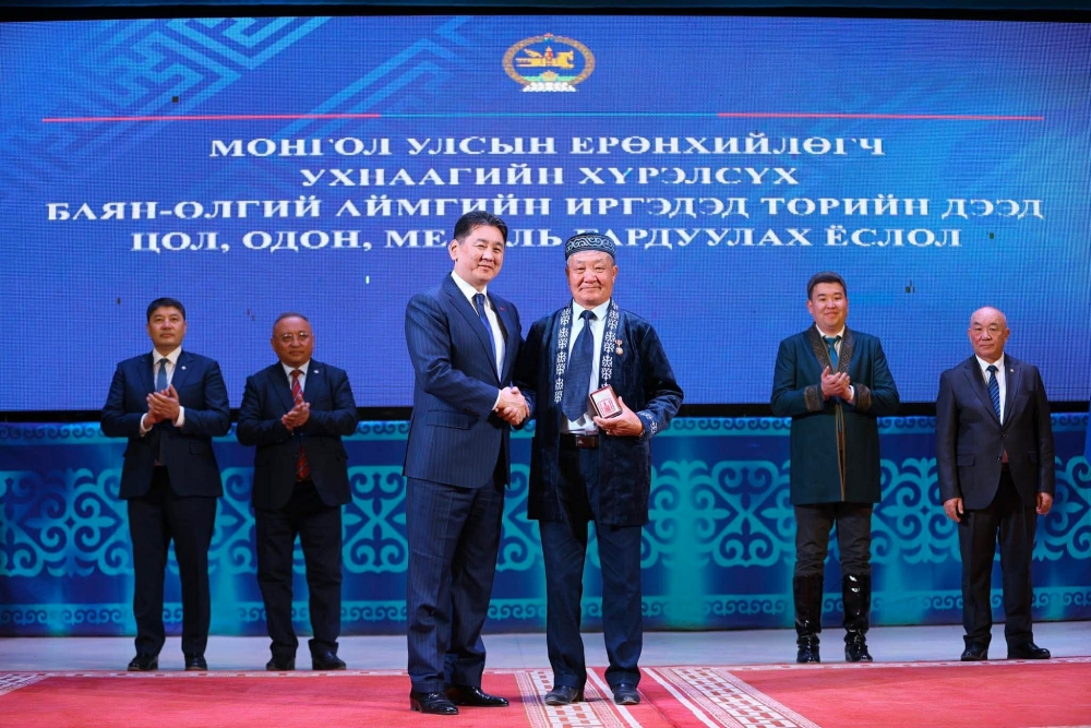 Ерөнхийлөгч У.Хүрэлсүх Наурызын баярыг тохиолдуулан төрийн дээд цол хүртээлээ