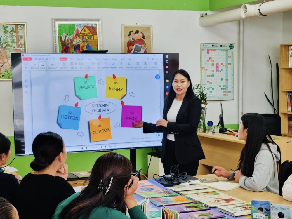 “Соёлын бүтээлч сар”-ын хүрээнд Бямбын Ринчений номын үзэсгэлэн, сургалт зохион байгуулагдлаа
