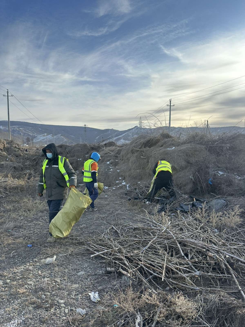 Үндэсний цэцэрлэгт хүрээлэнгийн зүүн хэсгийн үүсмэл хогийг цэвэрлэлээ