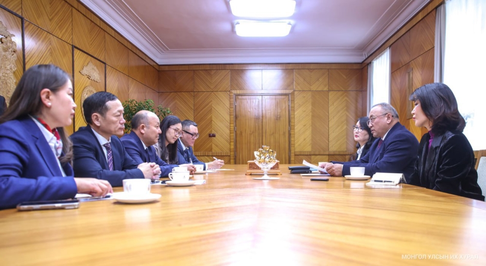 Байнгын хорооны дарга Б.Бейсен БНКУ-ын Тооцооны танхимын дарга Алмазбек Акматов тэргүүтэй төлөөлөгчдийг хүлээн авч уулзав