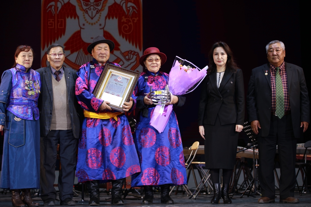 Нийслэлийн шилдэг ахмадуудыг шагналаа