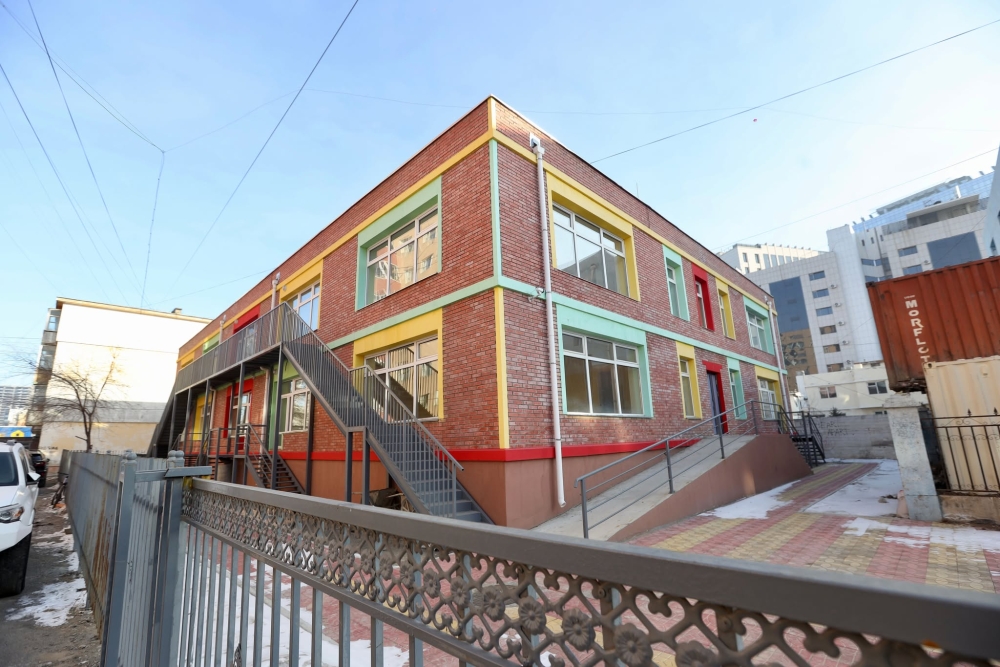 Сандал, ширээгүйн улмаас 12 сургууль бүрэн хүчин чадлаараа хүүхдүүдээ хүлээж авч чадахгүй байна