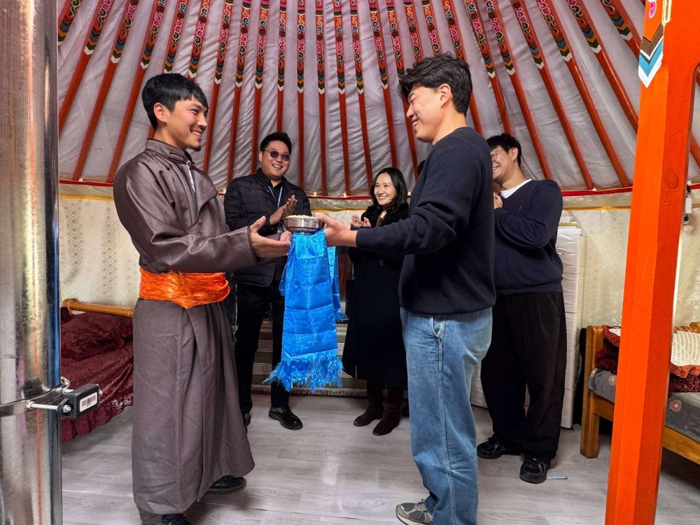 БНСУ-ын газрын гүний дулаалгын технологиор дулаалсан гэрийг хүлээлгэн өглөө