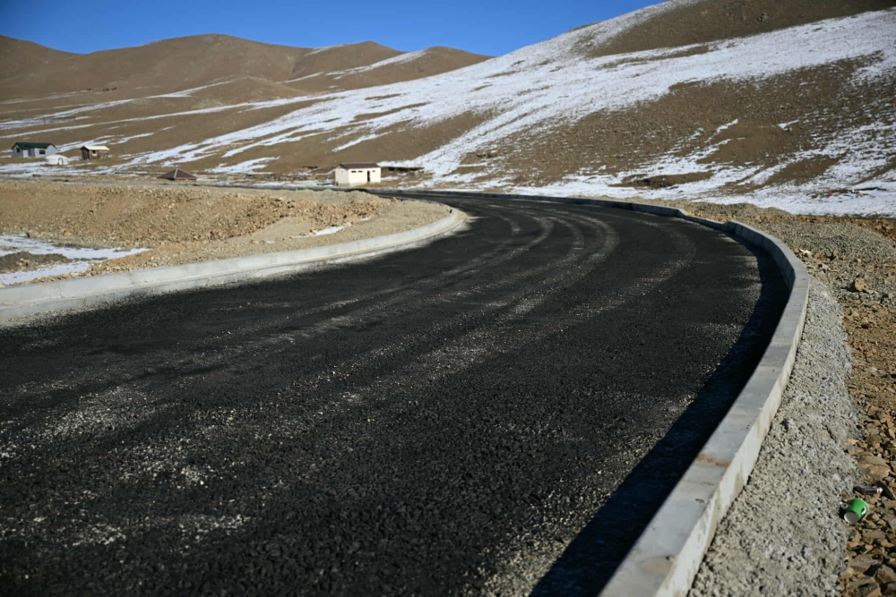 Гачууртын замаас Баяндөхөмийн ам хүртэлх 1.1 км авто замын ажил 95 хувьтай үргэлжилж байна