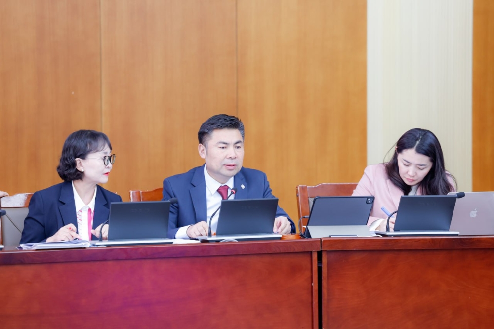 Монгол Улсын 2027 оны төсвийн тухай хуулийн төслүүдийн гурав дахь хэлэлцүүлгийг хийж, зарчмын зөрүүтэй саналын томьёоллуудаар санал хураалт явуулав