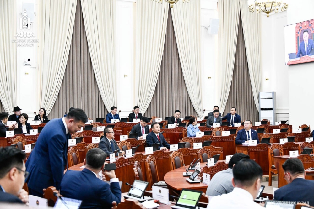 Монгол Улсын 2026 оны төсвийн төслүүдийн нэг дэх хэлэлцүүлэг үргэлжилж, УИХ-ын гишүүд асуулт асууж, мэдээлэл авч байна