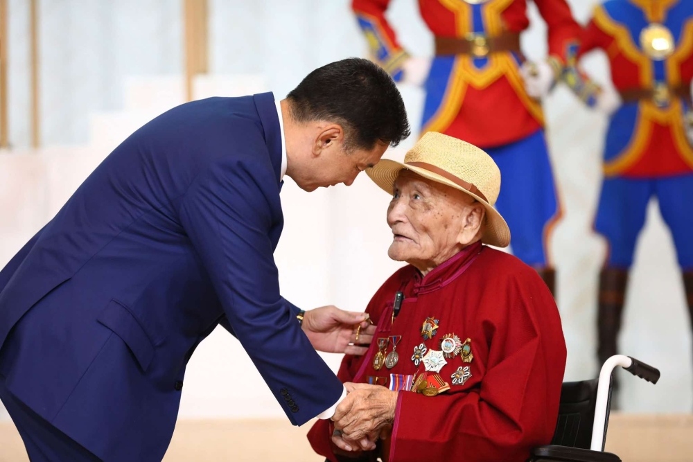 Чөлөөлөх дайны ахмад дайчин Ундрахын Доржпаламд Монгол Улсын баатар цол хүртээлээ