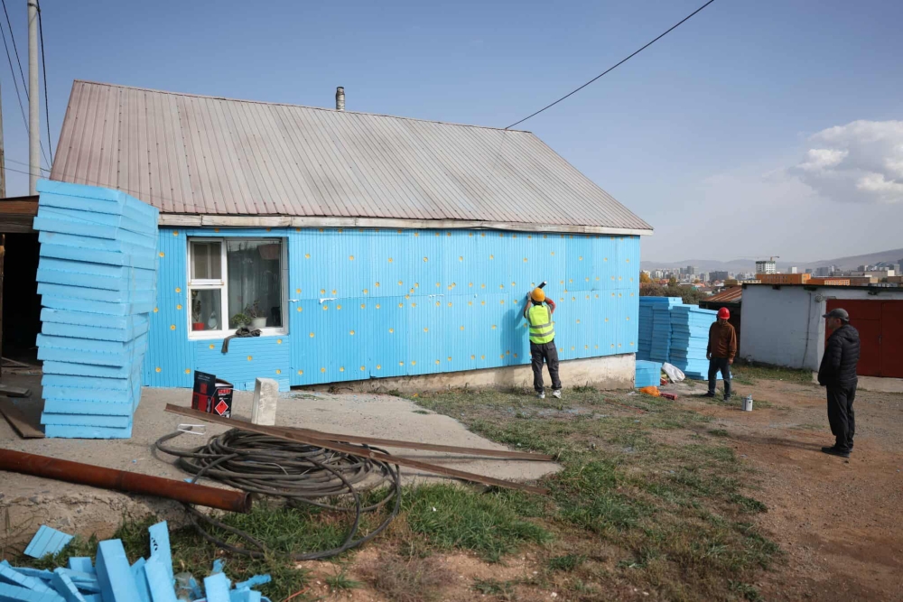 БГД-ийн 212 өрхийн гэр, 81 айлын байшинг дулаалаад байна
