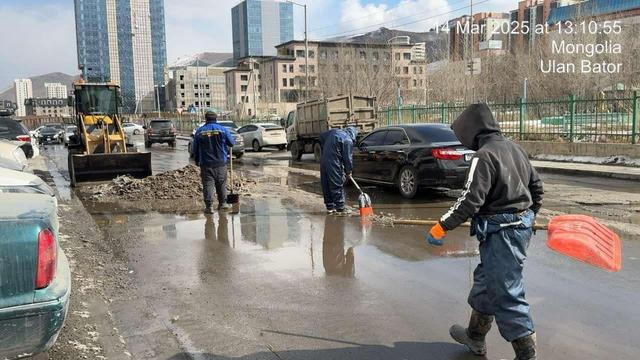 Хан-Уул дүүргийн Нэгдсэн эмнэлгийн ойролцоо хальсан бохир усны шугамын бөглөөг гаргаж, орчны цэвэрлэгээг хийж байна