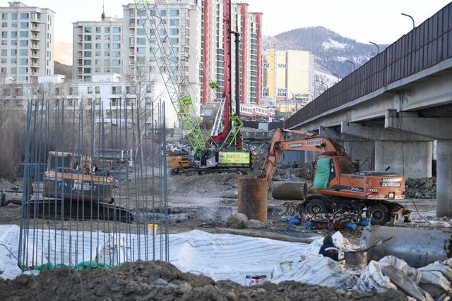 The installation of the new bridge piers on the Zaisan Bridge is 40 percent complete