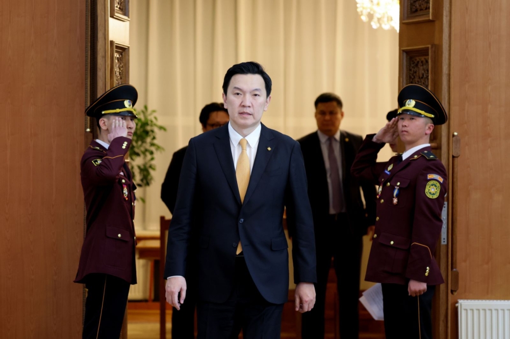 Хариуцсан салбараа удирдан манлайлж, авлига, ашиг сонирхлоос ангид ажиллахыг Засгийн газрын гишүүдэд анхааруулав