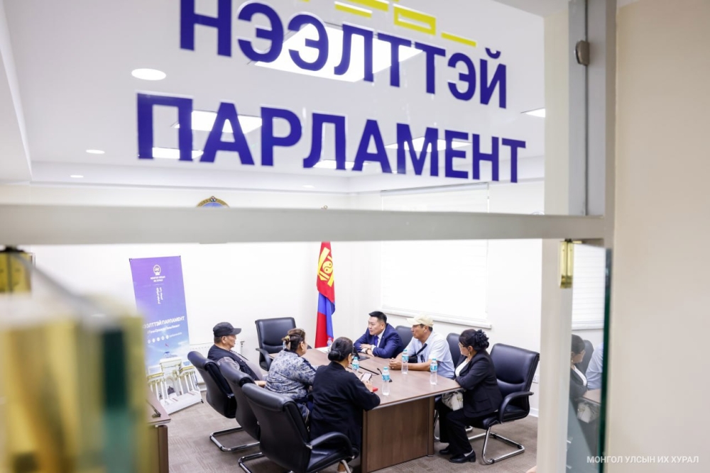 УИХ-ын гишүүн Б.Баярбаатар “Нээлттэй парламент” танхимд ажиллаж, иргэдийн санал хүсэлтийг сонслоо