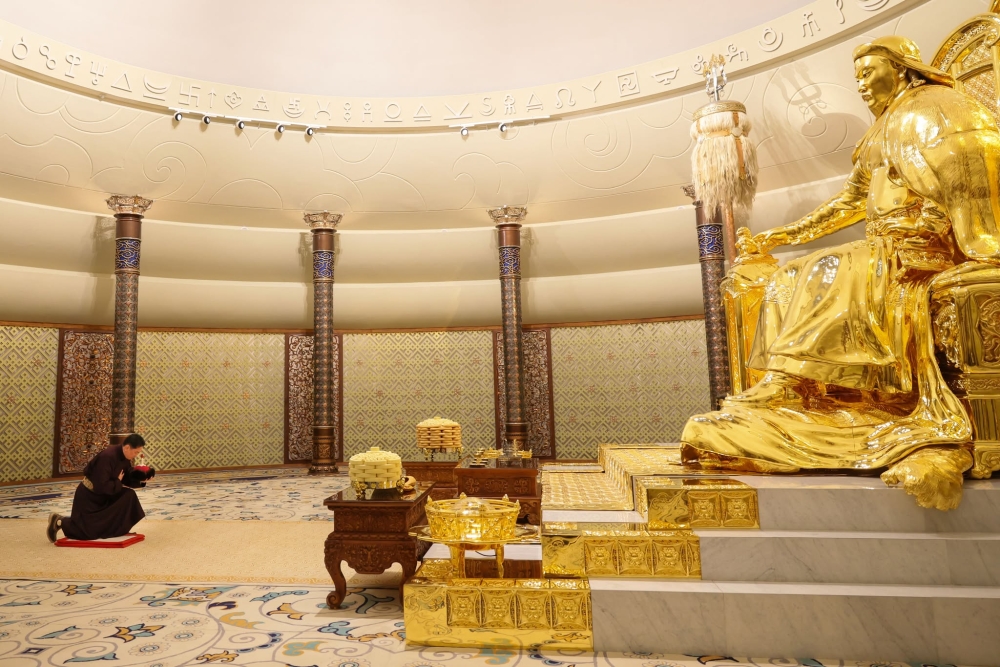 Монгол Улсын Ерөнхийлөгч У.Хүрэлсүх Эзэн Богд Чингис хааны шүтээнд хүндэтгэл үзүүллээ