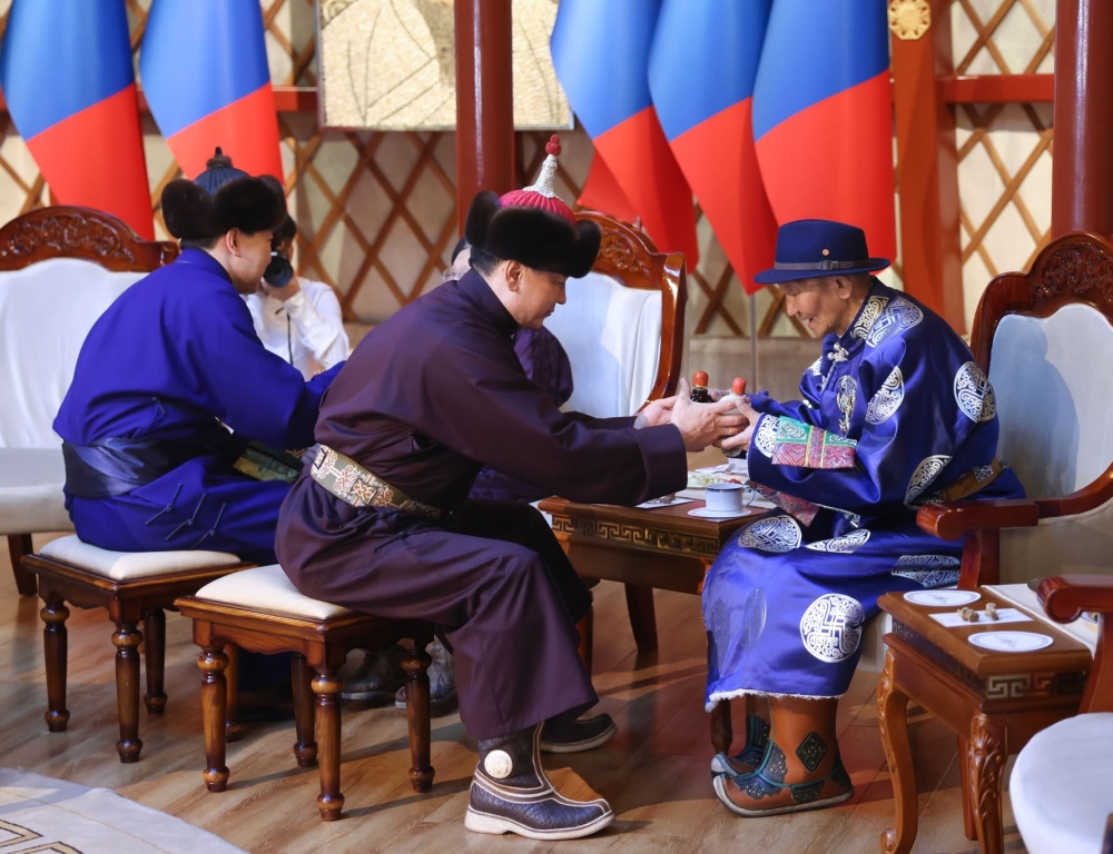 Монгол Улсын Ерөнхийлөгч, УИХ-ын дарга, Ерөнхий сайд нар азай буурлуудын амар мэндийг айлтган золгов