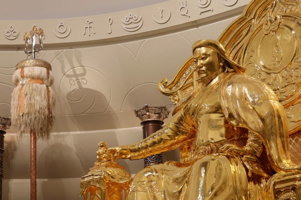 Монгол Улсын Ерөнхий сайд Гомбожавын Занданшатар Эзэн Богд Чингис хааны алтан шүтээнд хүндэтгэл үзүүллээ