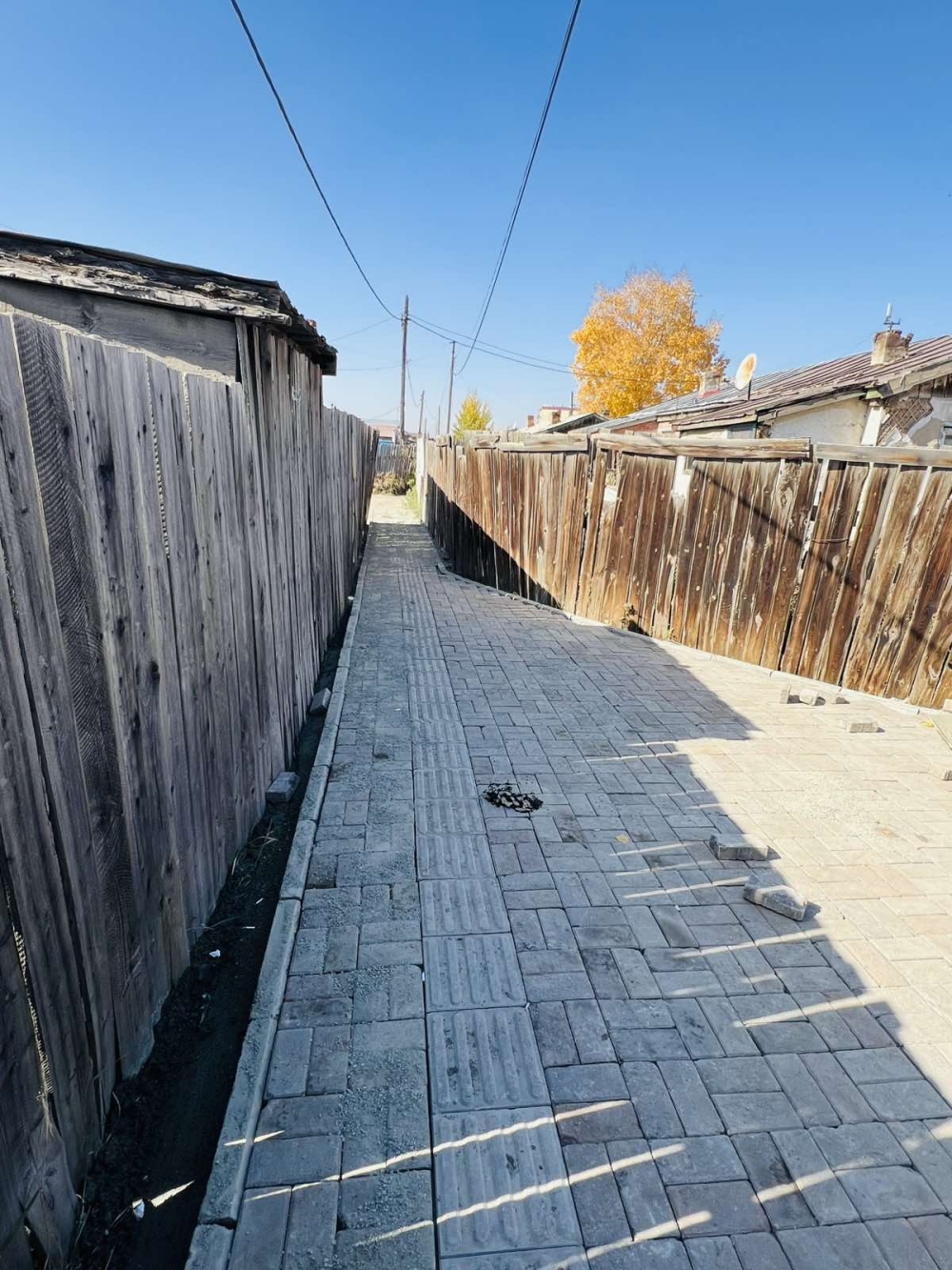 Явган хүний замын хуучин хавтангаар гэр хорооллын нарийн гудамжийг тохижуулж байна