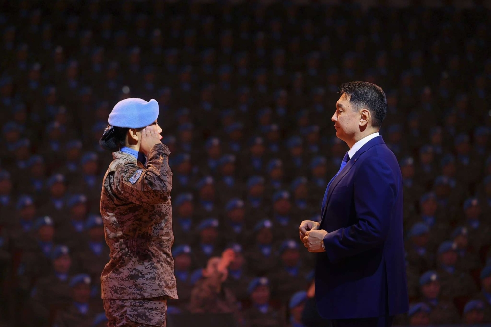 Монгол Улсын Ерөнхийлөгч У.Хүрэлсүх энхийг сахиулагчдад төрийн одон, медаль гардууллаа