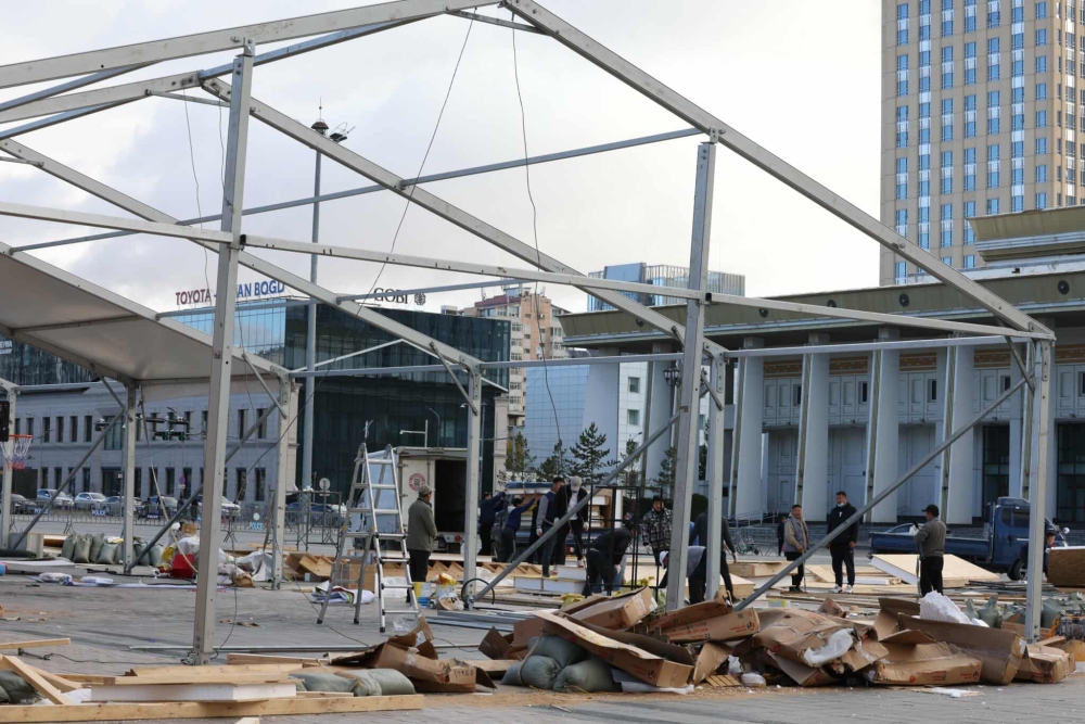 Төв талбайд барьсан "Динза Цондоолойгийн анд найзууд" НҮТББ-ын байгууламжийг албадан буулгаж байна