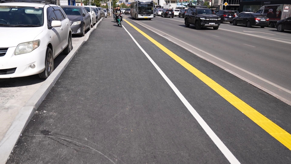 Нийслэлийн Замын хөгжлийн газраас явган хүний замыг өргөсгөх, асфальт бетоноор хучих шинэчлэлтийн ажлыг хийж байна